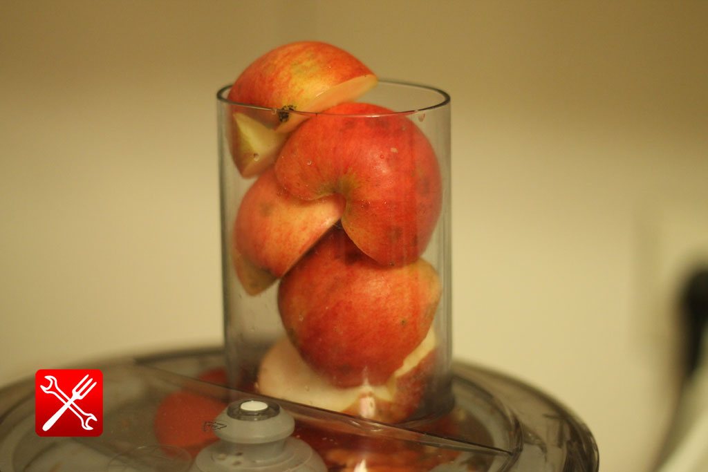 Заправляем яблоки в кухонный комбайн