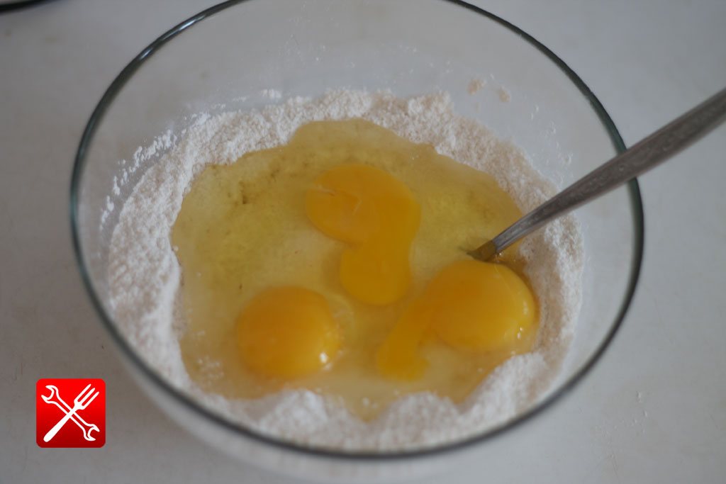 Мука, сахар и яйца для приготовления теста