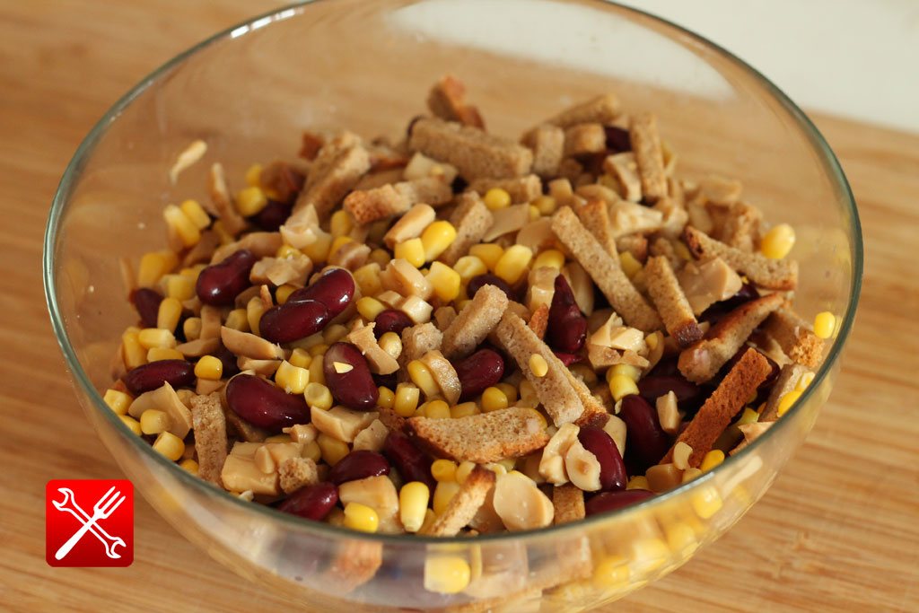 Кукуруза, фасоль и шампиньоны смешаны в салатнице