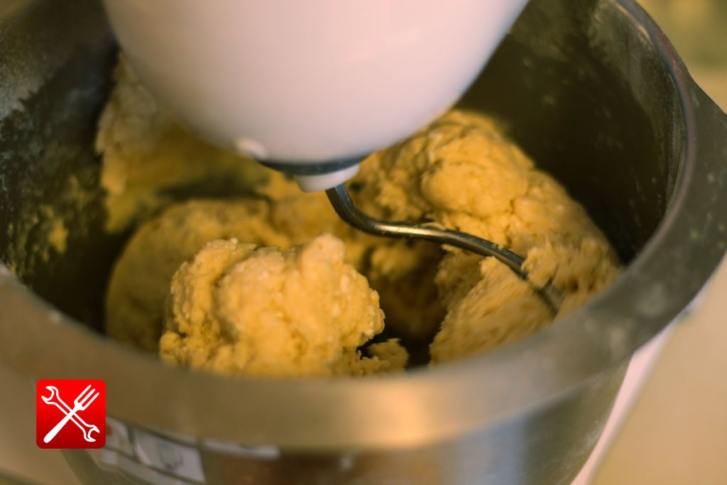 Вымешиваем тесто в кухонном комбайне (можно и вручную, но так быстрее)