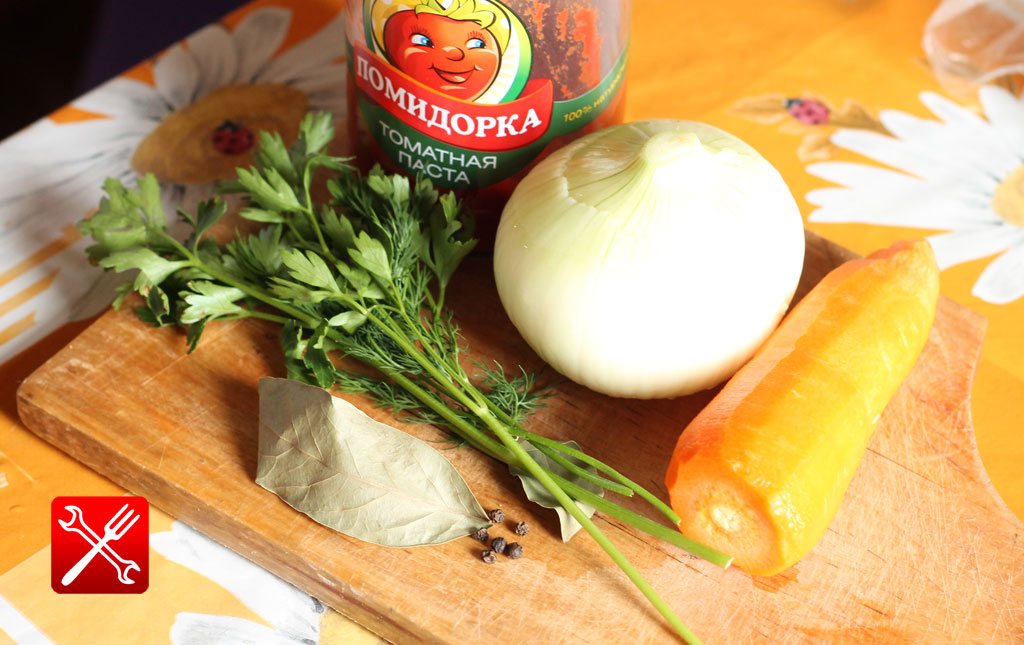 Лук, морковь, томатная пасти и специи для рыбы под маринадом