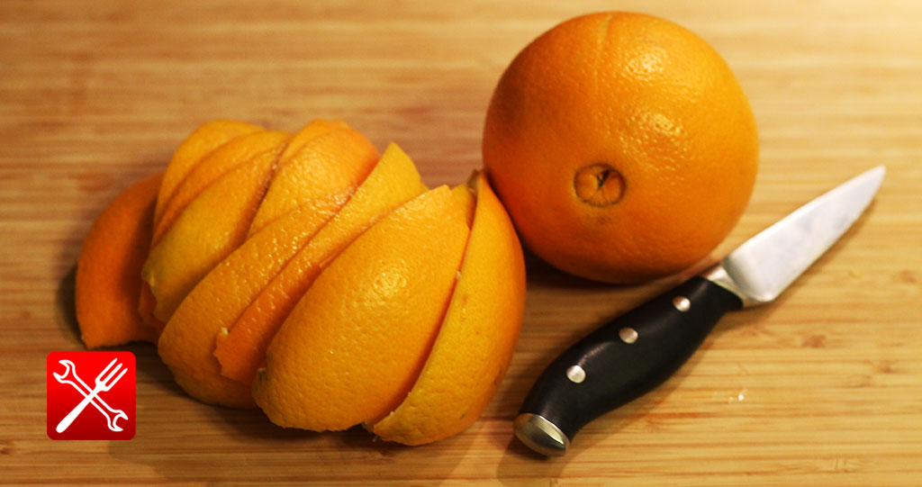 Снятая кожура с трех апельсинов