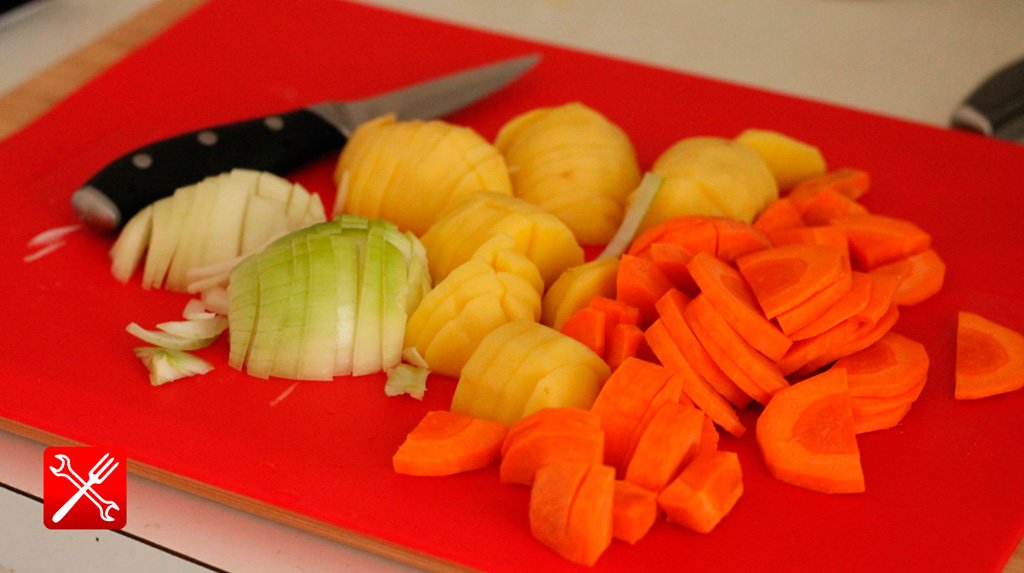 Картошка, морковка и лук порезаны и готовы к добавлению в суп
