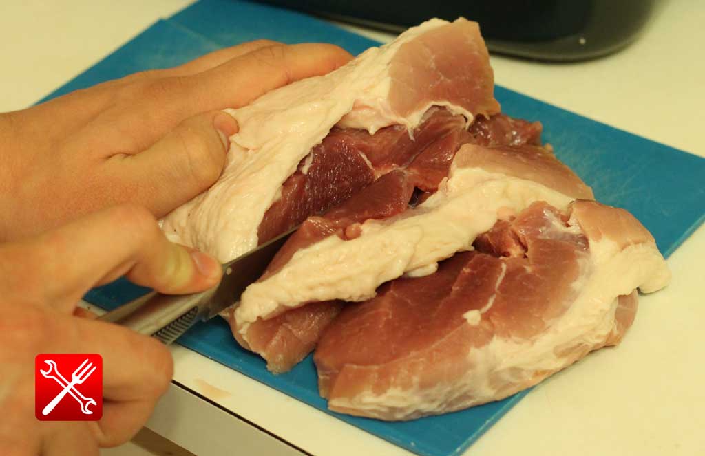 Разрезаем цельный кусок свинины на кусочки толщиной 2-3 см