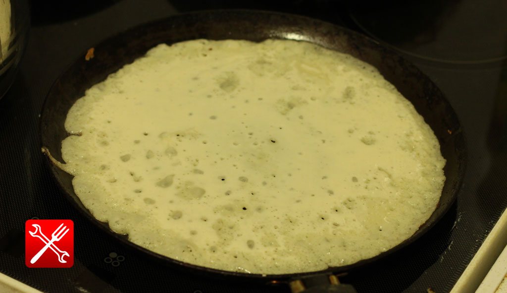 Тесто налитое на сковороду, обжаривается с первой стороны