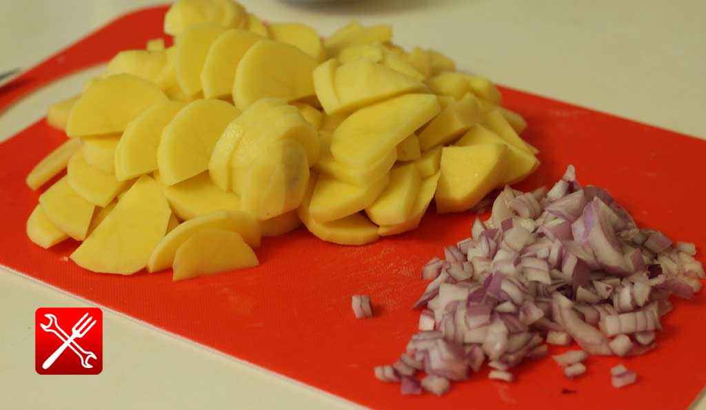 Картошка и лук подготовленные к добавлению в уху