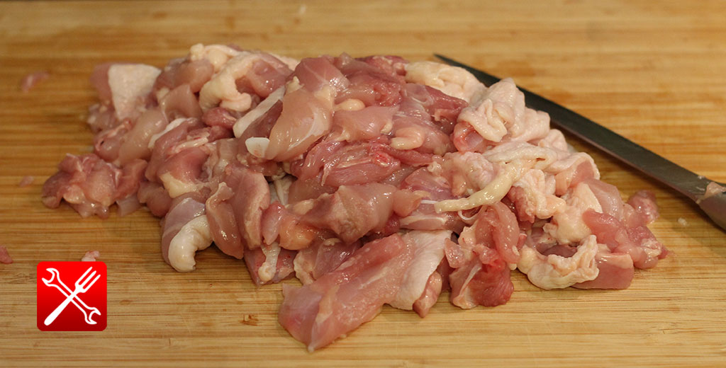 Куриное мясо порезанное мелкими кусочками