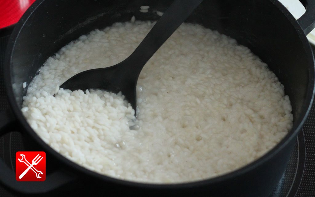 Рис полностью впитал воду - самый подходящий момент чтобы добавить молоко и тыкву