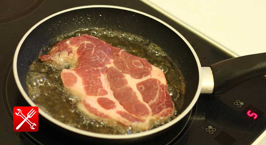 Видео-рецепт зажарки из свинины на сковороде с луком