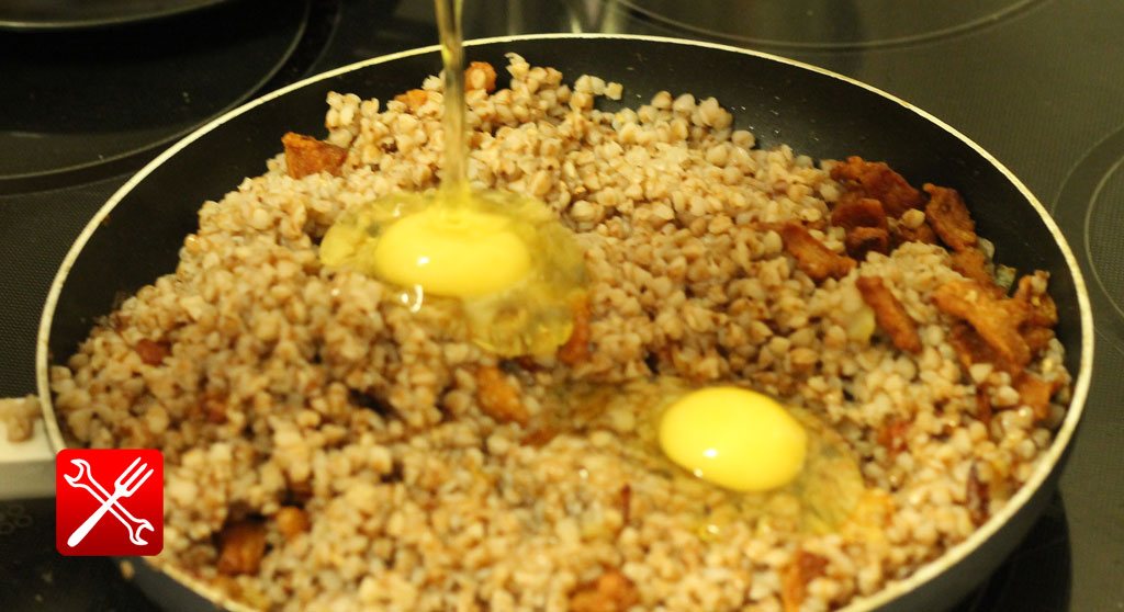 Высыпаем гречку, шкварки в сковороду и добавляем пару яиц